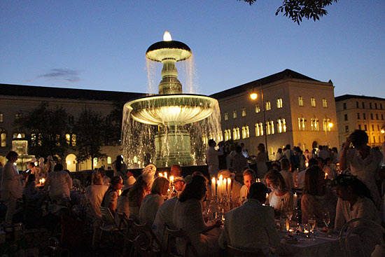 "Dîner en blanc" München 2018 am Brunnen der LMU auf dem Geschwister-Scholl-Platz- (©Foto Marikka-Laila Maisel)